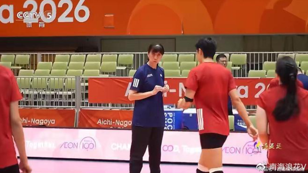 中国女排三消息！赖亚文监督训练，郎平登上封面，李盈莹露面