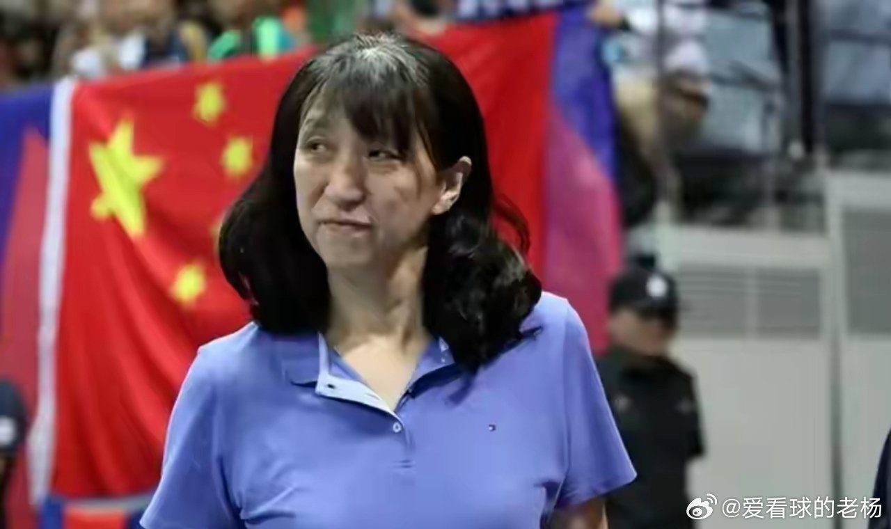 女排亚锦赛崩盘后排协零问责，赖亚文沉默看台引争议